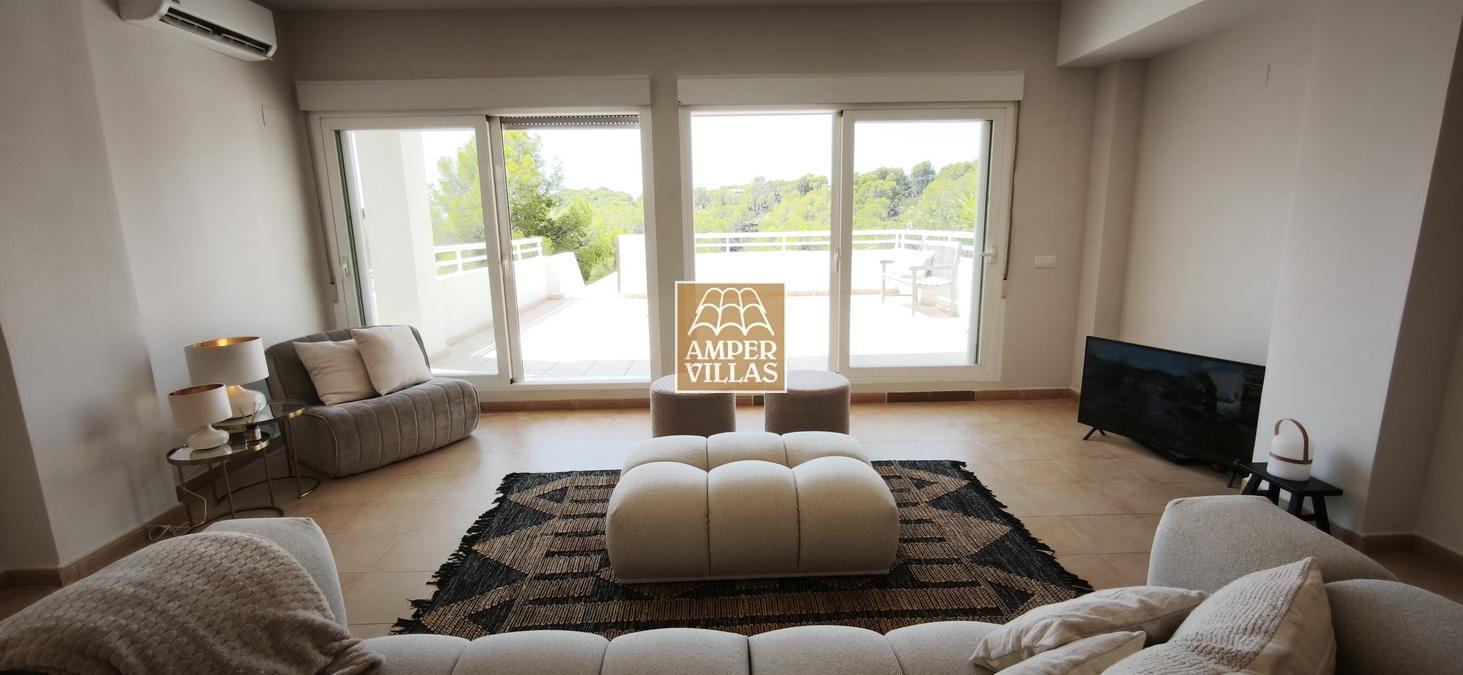 Beautiful, fully refurbished apartment with spacious terraces.